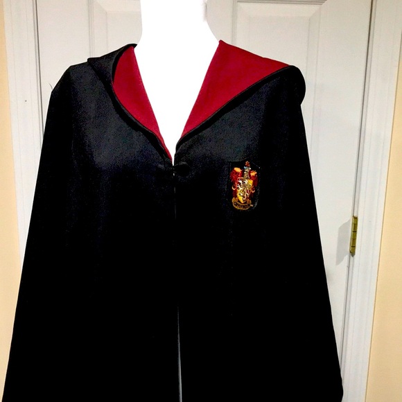 Harry Potter Cloak - Gryffindor - Picture 1 of 5